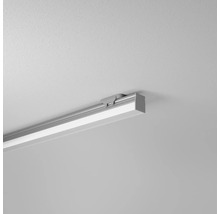 Installierte LED-Deckenleuchte mit Halterung