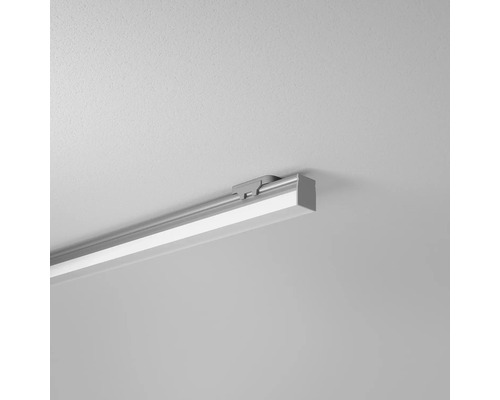 Installierte LED-Deckenleuchte mit Halterung