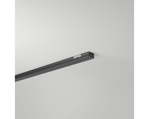 Schwarze Deckenschiene zur Beleuchtung