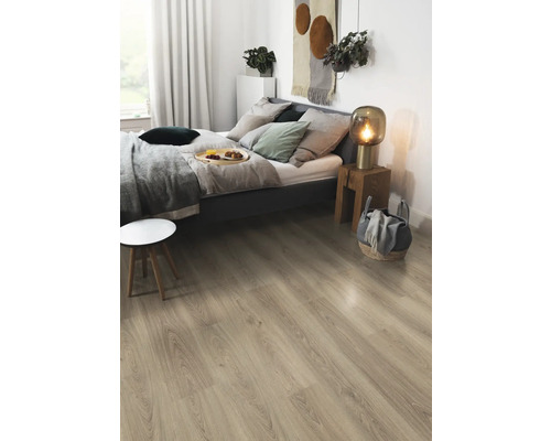 Heller Laminatboden in einem Schlafzimmer mit Bett, Nachttisch und Dekorationen.