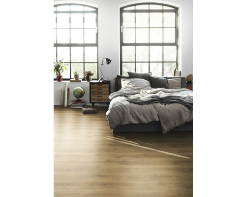Helles Schlafzimmer mit Holzboden, Bett, Nachttisch und grossen Fenstern
