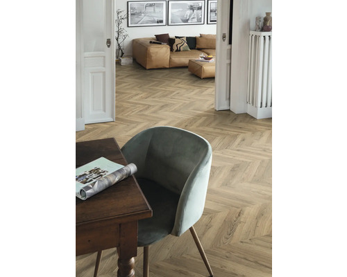 Wohnraum mit verlegtem Fischgrät-Vinylboden, Stuhl und Tisch