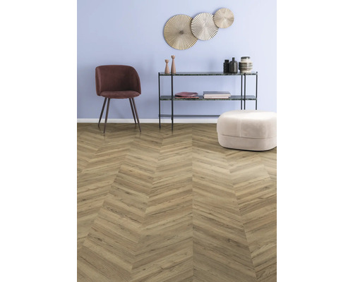 Innenraum mit Fischgrätparkett, Stuhl und Regal