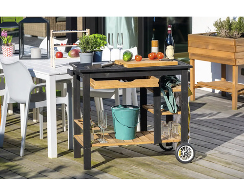 Outdoor-Szene mit Gartentisch, Stühlen und einem Servierwagen mit Ablageflächen und Rädern