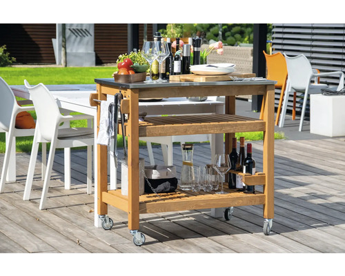 Servierwagen aus Holz mit Edelstahlplatte im Außenbereich
