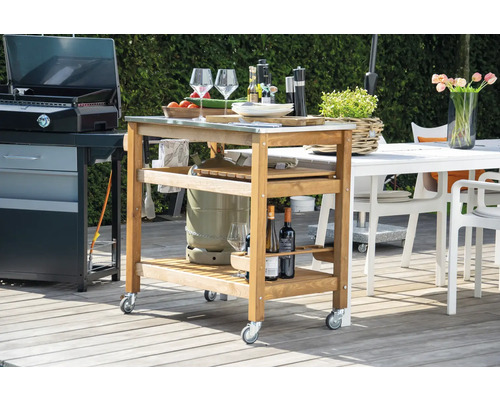 Grillwagen aus Holz mit Rollen, Ablageflächen und Edelstahlarbeitsplatte neben Grill und Gartentisch