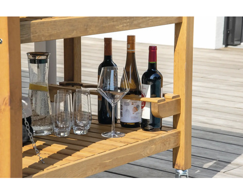 Holzbarwagen mit Getränkekaraffe, Gläsern und Weinflaschen