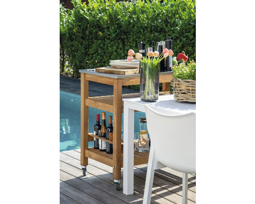 Servierwagen aus Holz mit Rollen im Außenbereich mit Getränken, Geschirr und Dekoration