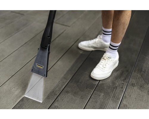 Terrassenreinigung mit einem Kärcher Flächenreiniger auf einer Holzterrasse