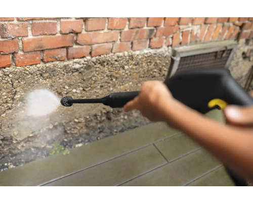Hochdruckreiniger im Einsatz zur Reinigung von Steinplatten