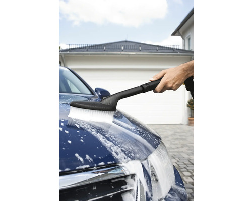 Autowäsche mit Bürste zum Reinigen der Karosserie