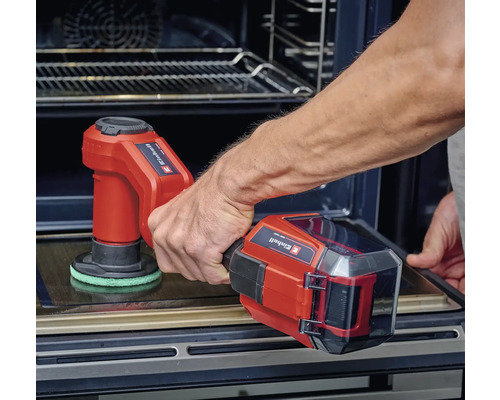 Einhell Akku-Reiniger im Einsatz beim Reinigen eines Backofens.