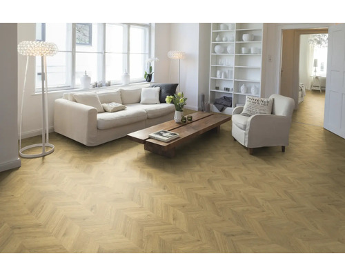 Wohnzimmer mit Fischgrätparkett, Sofa und Bücherregal