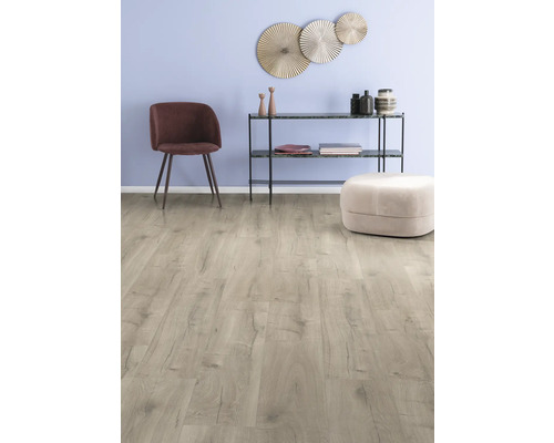 Heller Holzboden in einem Wohnraum mit Stuhl, Konsole und Dekoration