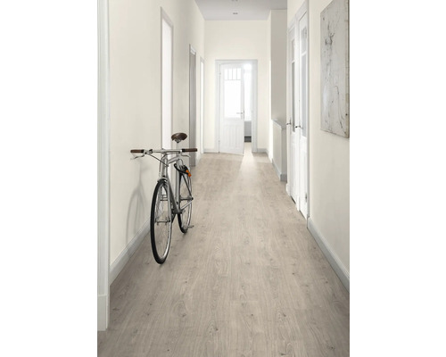 Flur mit hellem Laminatboden, weißen Wänden und einem Fahrrad