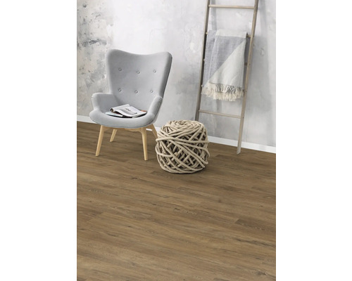 Wohnzimmer mit Sessel, Deko-Seilball, Leiter und Laminatboden.