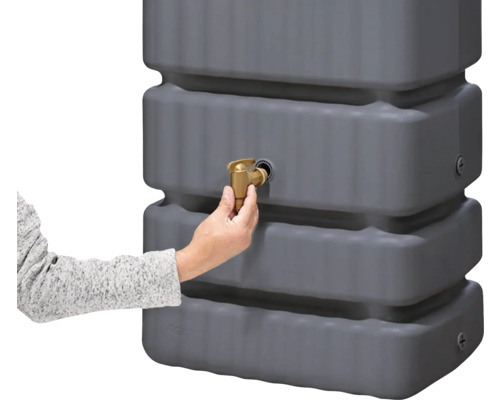 Grauer Regenwassertank mit goldenem Auslaufhahn und Hand