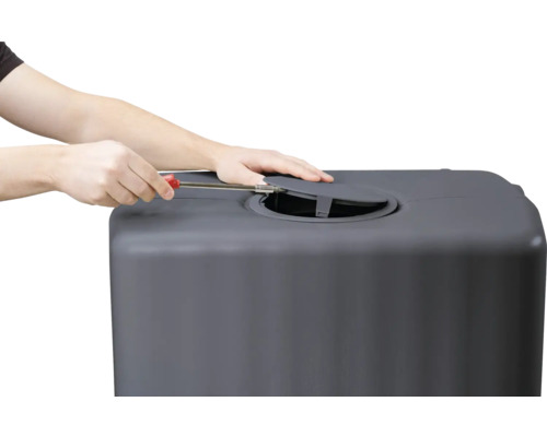 Aufbau eines Regenwassertanks mit Schraubenzieher