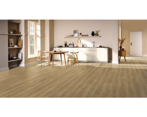 Heller Raum mit Holzboden, Esstisch und Küchenzeile.