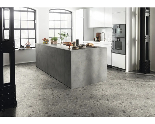 Moderne Küche mit Kücheninsel, weißen Schränken und Terrazzoboden.