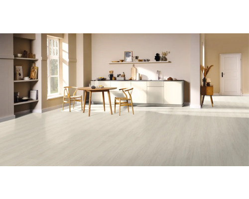 Heller Küchenbereich mit Holzboden, Esstisch und Stühlen.