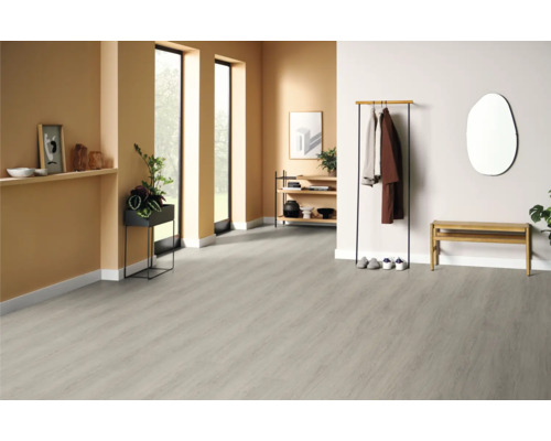 Heller Raum mit Bodenbelag, Garderobenständer und Sitzbank