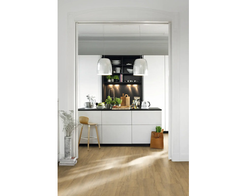 Moderne Küche mit Kücheninsel, Pendelleuchten und Holzboden