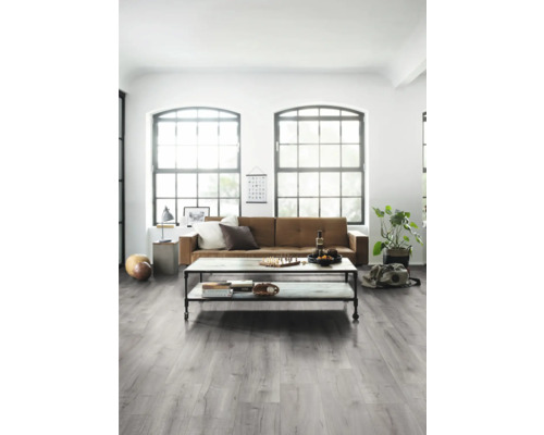 Wohnzimmer mit Sofa, Tisch und hellem Holzboden