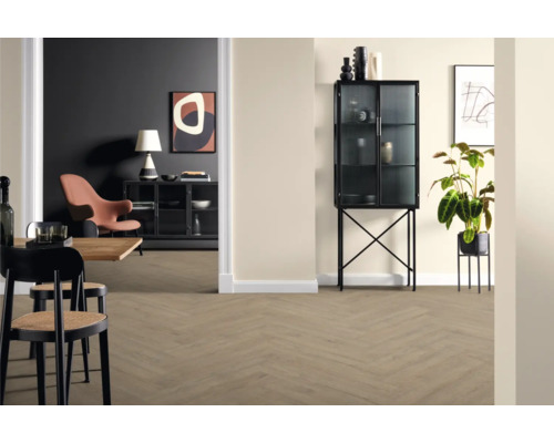 Innenraumszene mit Fischgrätboden, Möbeln und dekorativen Elementen