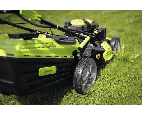 Zipper Benzinrasenmäher auf Rasen