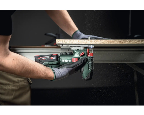 Metabo Stichsäge beim Schneiden eines Holzstücks