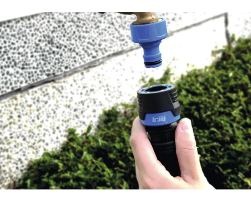 b-for-q Schlauchkupplung wird an einen Wasserhahn angeschlossen