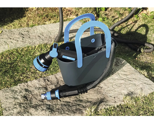 Gartenschlauch mit Sprühkopf in einer Tragetasche