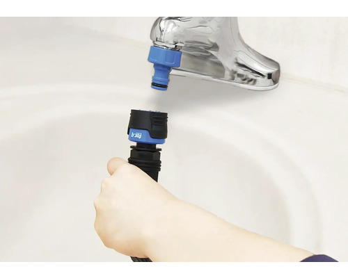 Wasserhahn mit Schlauchkupplung und Gartenschlauch