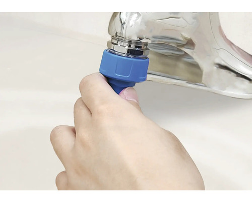 Ein Wasserhahn wird mit einer blauen Schlauchkupplung verbunden.