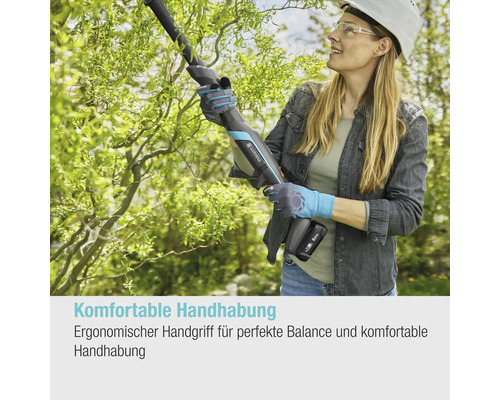 Frau mit Schutzbrille und Helm schneidet Bäume mit einer akkubetriebenen Heckenschere von Gardena