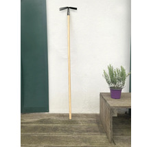 Gartenkralle mit Holzstiel zum Auflockern des Bodens im Garten