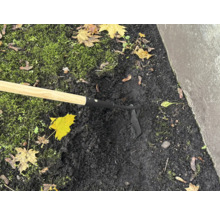 Gartenhacke im Einsatz zum Auflockern der Erde im Garten