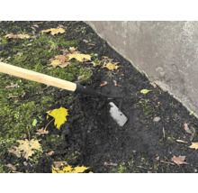 Gartenhacke mit Holzstiel im Einsatz im Gartenboden.