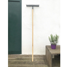 Rechen mit Holzstiel für den Garten