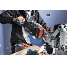 Akkukreissäge im Einsatz mit Holzstück und Handwerker