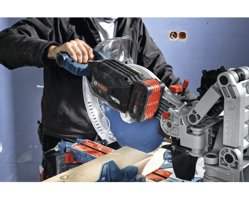 Akkukreissäge im Einsatz mit Holzstück und Handwerker