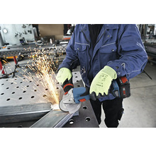 Person schleift Metall mit einem Winkelschleifer und trägt dabei Schutzhandschuhe.