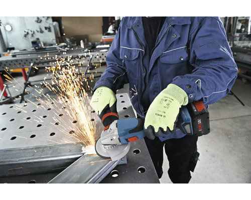 Person schleift Metall mit einem Winkelschleifer und trägt dabei Schutzhandschuhe.