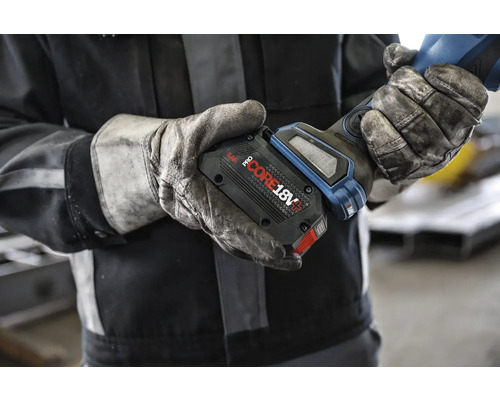 Akku mit 18 Volt und 8,0 Ah in Händen mit Arbeitshandschuhen