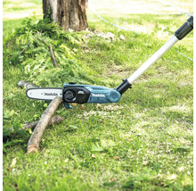 Makita Akku-Hochentaster beim Schneiden eines Astes im Garten.