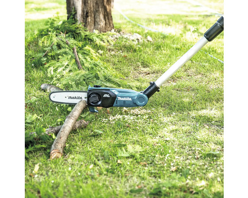 Makita Akku-Hochentaster beim Schneiden eines Astes im Garten.