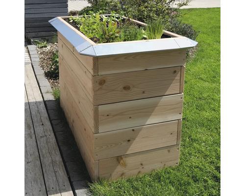 Hochbeet aus Holz mit Bepflanzung im Garten.