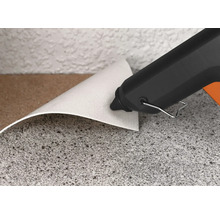 Heißklebepistole beim Verkleben von Materialien