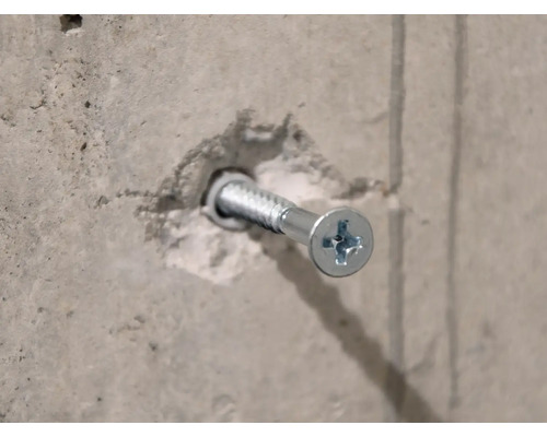 Befestigungsschraube in einer Betonwand